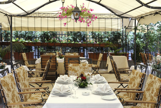 Crystal Palace Hotel - Food and dining