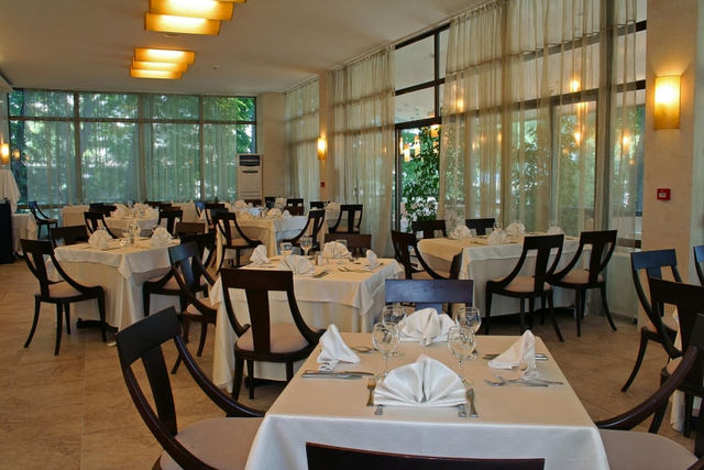 Lotos Hotel - Food and dining