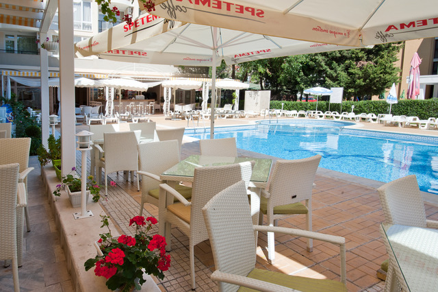 Karlovo Hotel - Food and dining