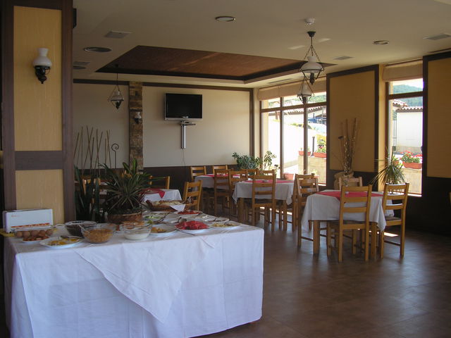 Yuzhni Noshti Hotel - Food and dining