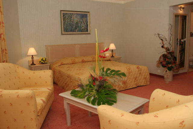Greenville Hotel and Apartment houses - single room luxury
