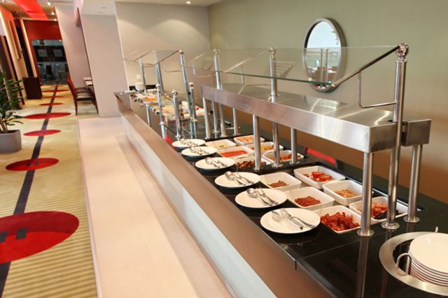 Holiday Inn hotel - Food and dining