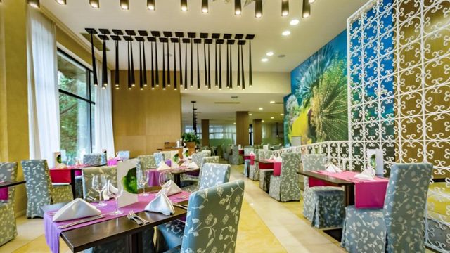 Barcelo Royal Beach - Food and dining