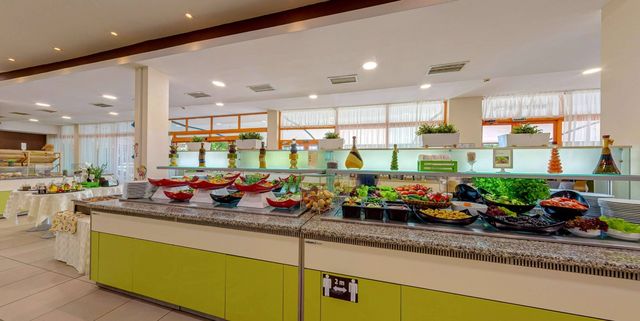 Sunrise Hotel - Food and dining