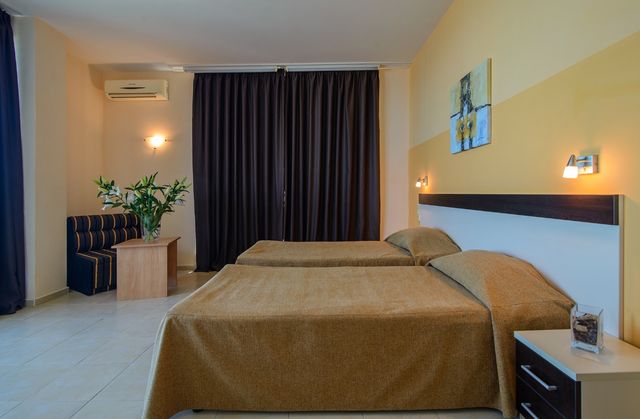 Sunrise Hotel - Comfort room