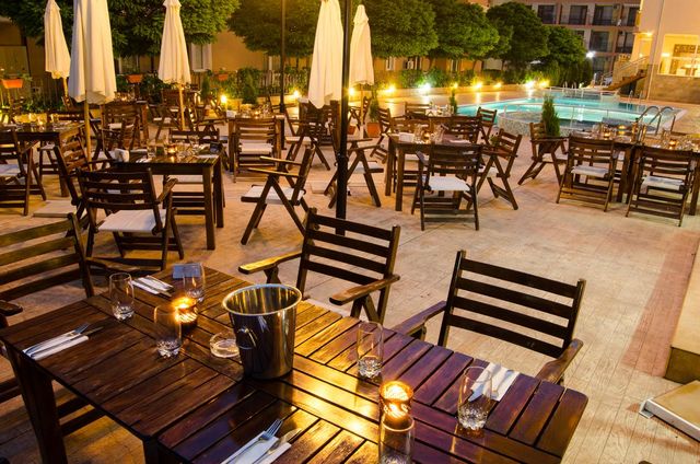 Tropics Hotel - Food and dining