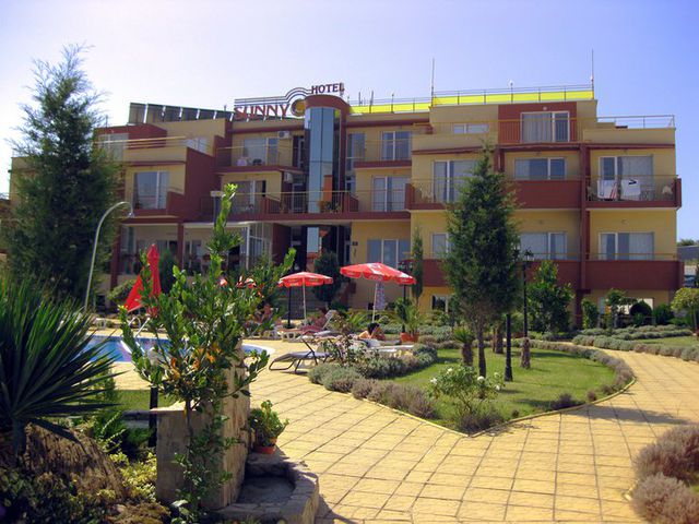 Sunny Hotel - Facade