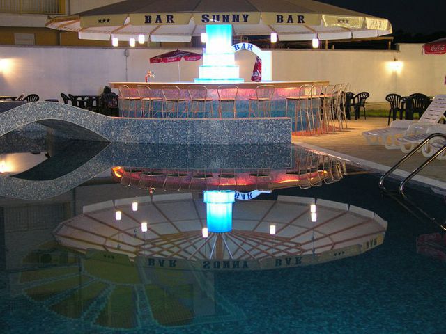 Sunny Hotel - Swimming pool by night