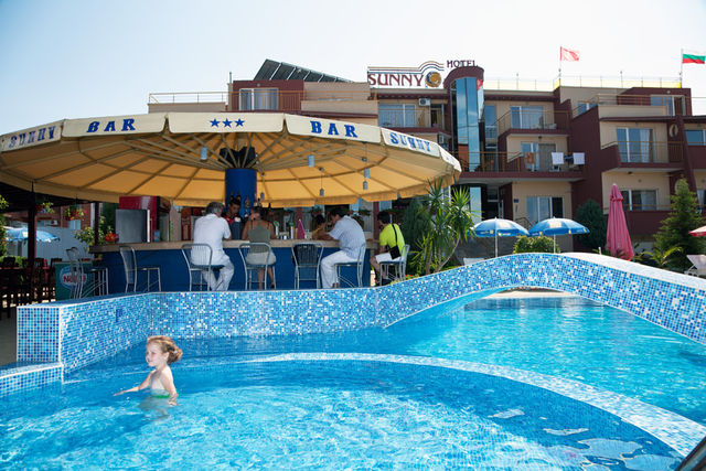 Sunny Hotel - Pool bar