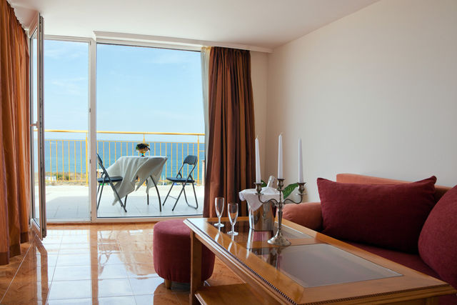 Sunny Hotel - Living room seaside view