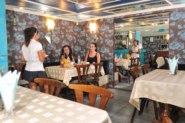 Noviz Hotel - Food and dining