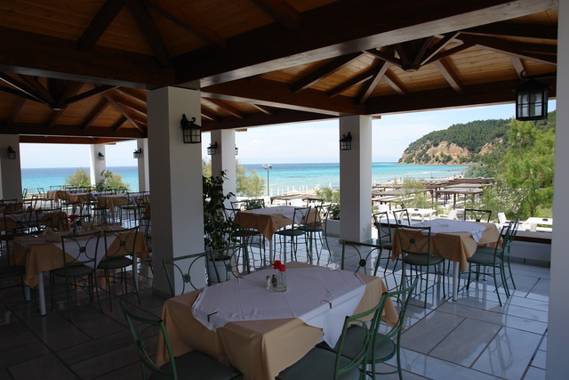 Simantro Beach Hotel - Food and dining