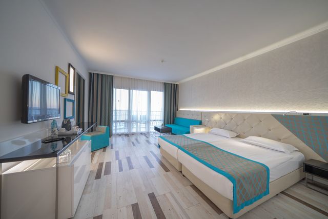 Grifid Sentido Hotel Marea - camera dubla cu vedere laterala la mare