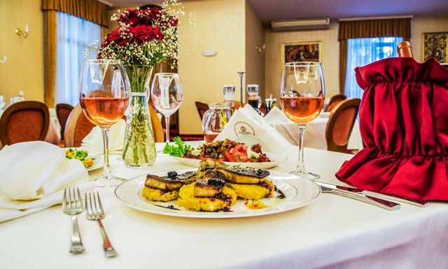 Dvoretsa Hotel - Food and dining