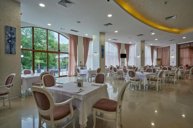 Continental hotel - Food and dining