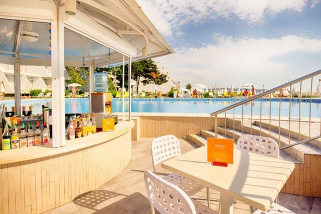 Alua Sun Helios Beach Hotel - Poolside bar