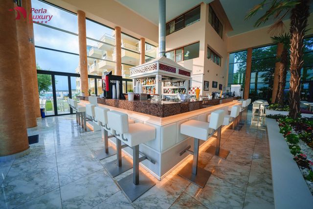 Perla Beach Luxury Hotel - Food and dining