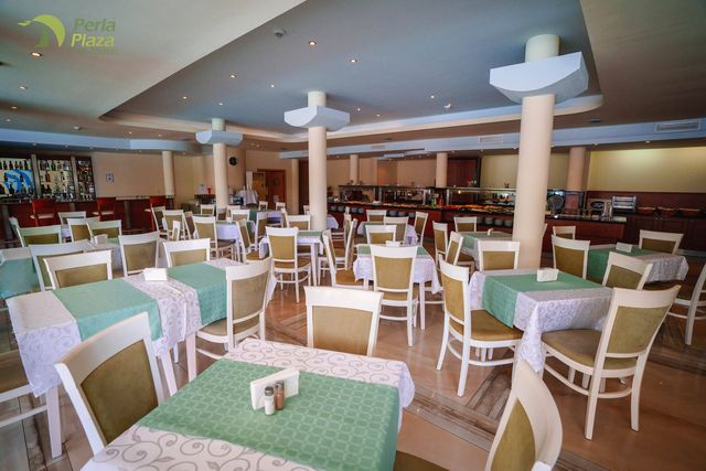Perla Plaza Hotel - Food and dining