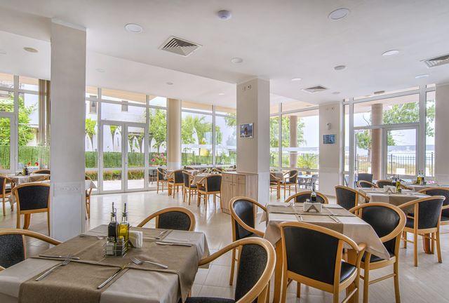 Royal Marina Beach aparthotel - Food and dining