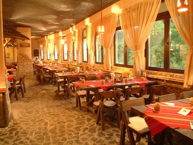 Troyan Plaza - Food and dining