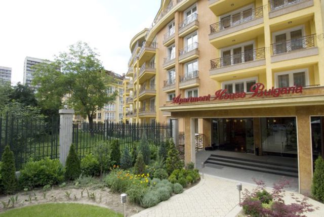 Apartment house Bulgaria - Front garden