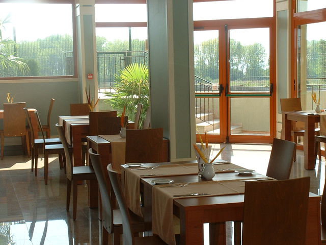 Serena Residence - Food and dining