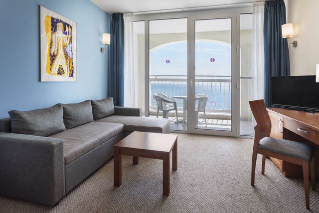 Sol Luna Bay Resort - family room sea view