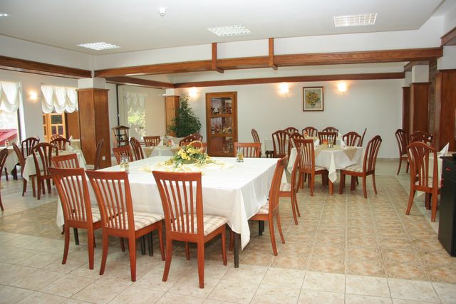 Estreya Palace Hotel - Food and dining