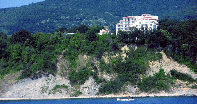 The Cliff Beach Apartment